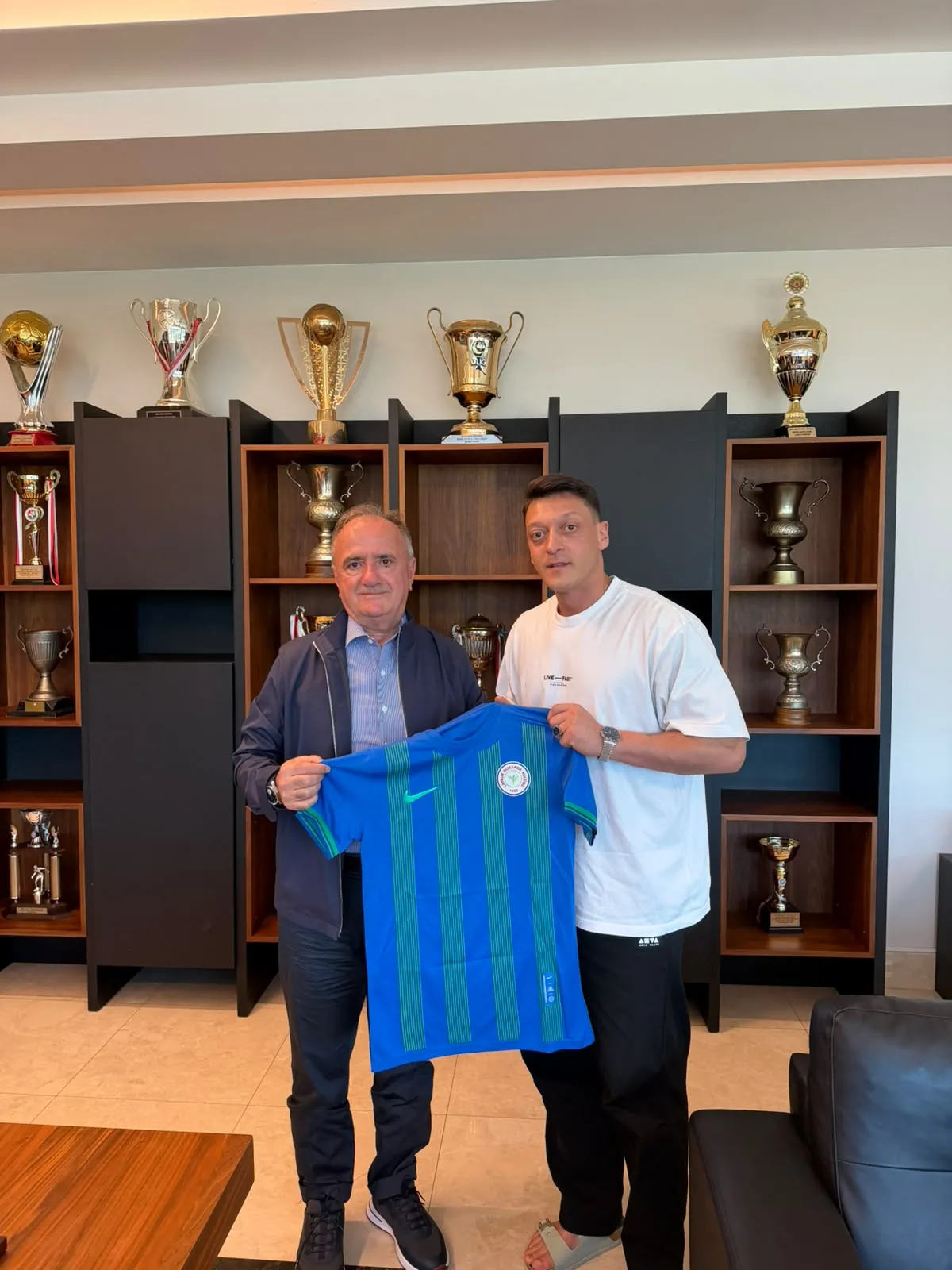 BAŞKAN SARUHAN “RİZESPOR AKADEMİ” İÇİN MESUT ÖZİL İLE BİR ARAYA GELDİ