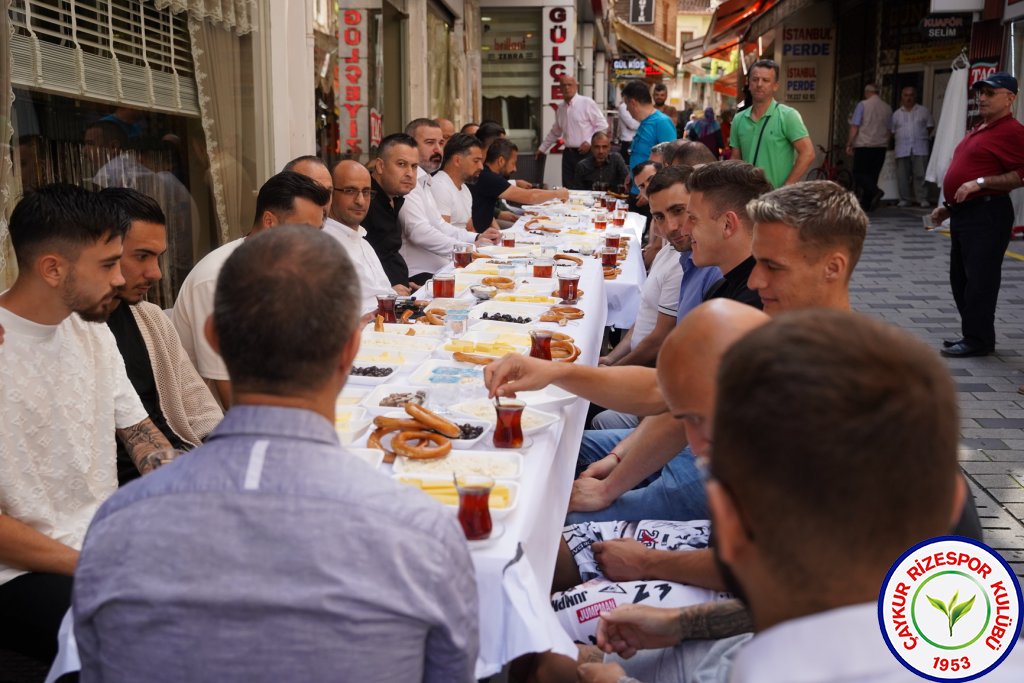 Rizespor kafilesi, Tarihi Rize Çarşısında esnafla kahvaltı programında bir araya geldi