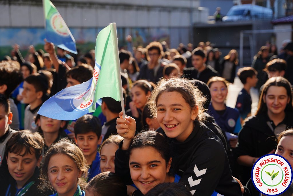 Oyuncularımız Boğaz Ortaokulu öğrencileriyle imza gününde bir araya geldi