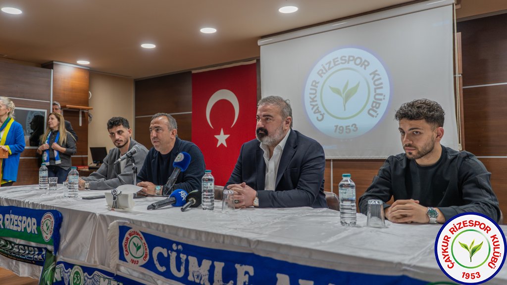 Kulüp Başkanımız İbrahim Turgut, Teknik Direktörümüz Recep Uçar ve futbolcularımız Samet Akaydın ile Mithat Pala, Ali Metin Kazancı Rize Lisesi’nde öğrencilerle bir araya geldi.