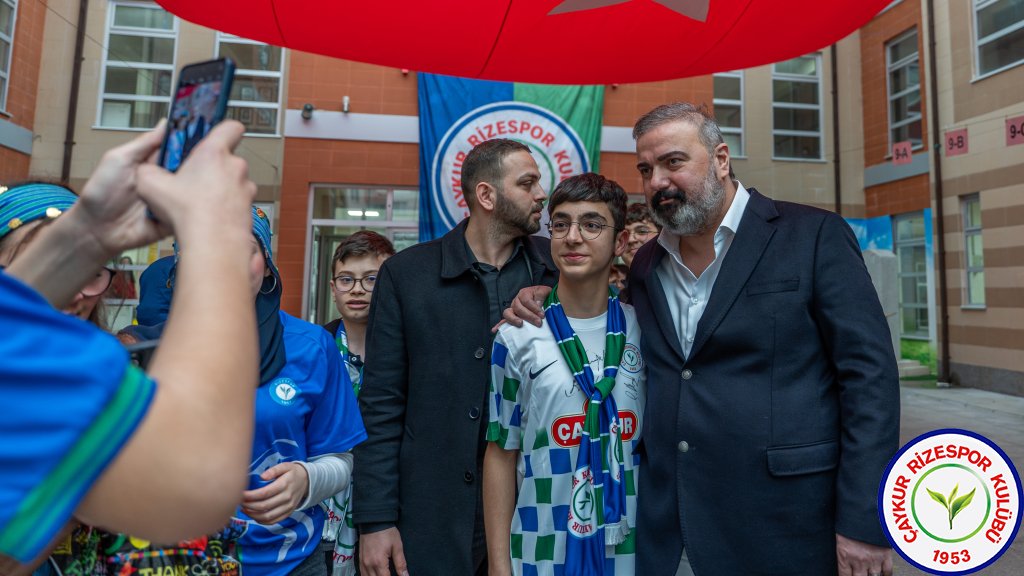 Kulüp Başkanımız İbrahim Turgut, Teknik Direktörümüz Recep Uçar ve futbolcularımız Samet Akaydın ile Mithat Pala, Ali Metin Kazancı Rize Lisesi’nde öğrencilerle bir araya geldi.