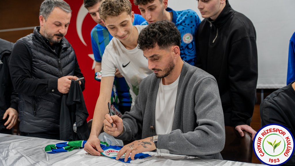 Kulüp Başkanımız İbrahim Turgut, Teknik Direktörümüz Recep Uçar ve futbolcularımız Samet Akaydın ile Mithat Pala, Ali Metin Kazancı Rize Lisesi’nde öğrencilerle bir araya geldi.