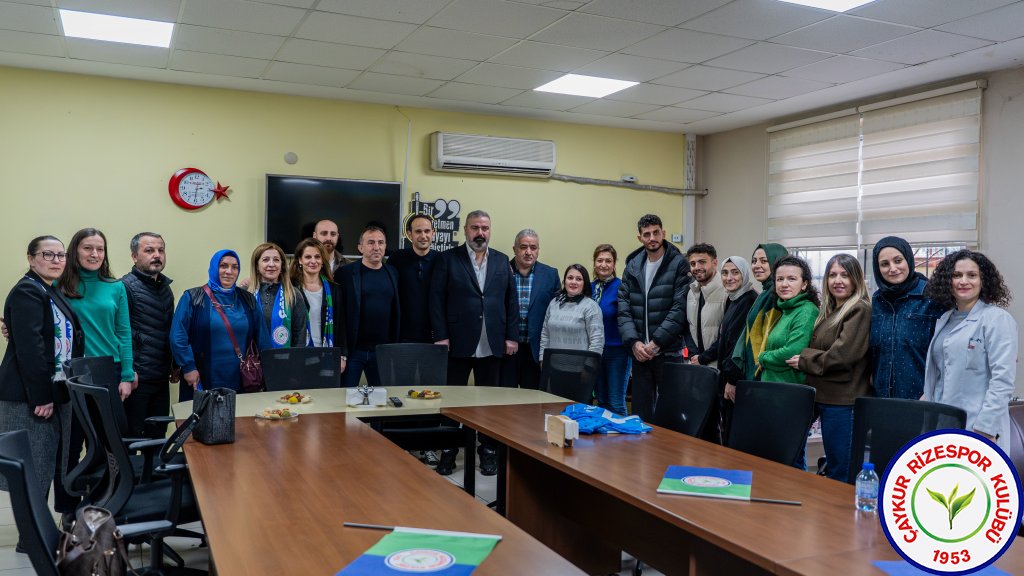 Kulüp Başkanımız İbrahim Turgut, Teknik Direktörümüz Recep Uçar ve futbolcularımız Samet Akaydın ile Mithat Pala, Ali Metin Kazancı Rize Lisesi’nde öğrencilerle bir araya geldi.