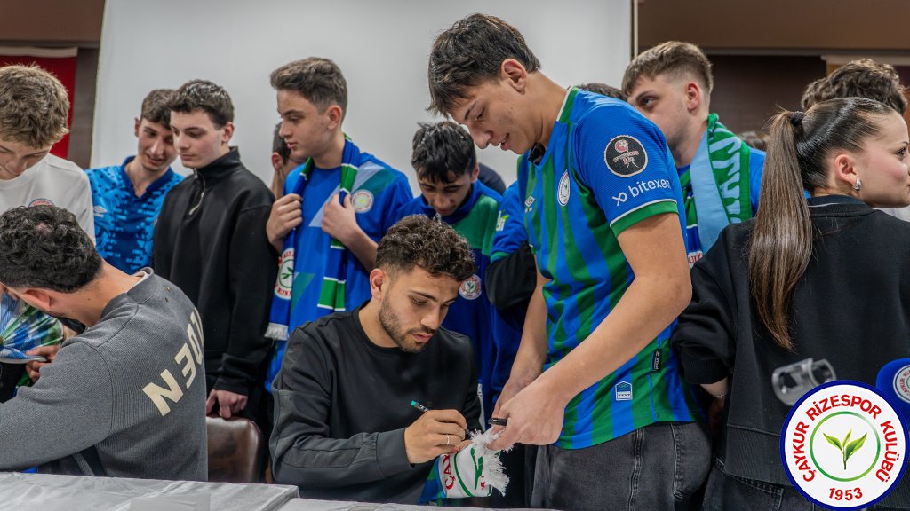 Kulüp Başkanımız İbrahim Turgut, Teknik Direktörümüz Recep Uçar ve futbolcularımız Samet Akaydın ile Mithat Pala, Ali Metin Kazancı Rize Lisesi’nde öğrencilerle bir araya geldi.