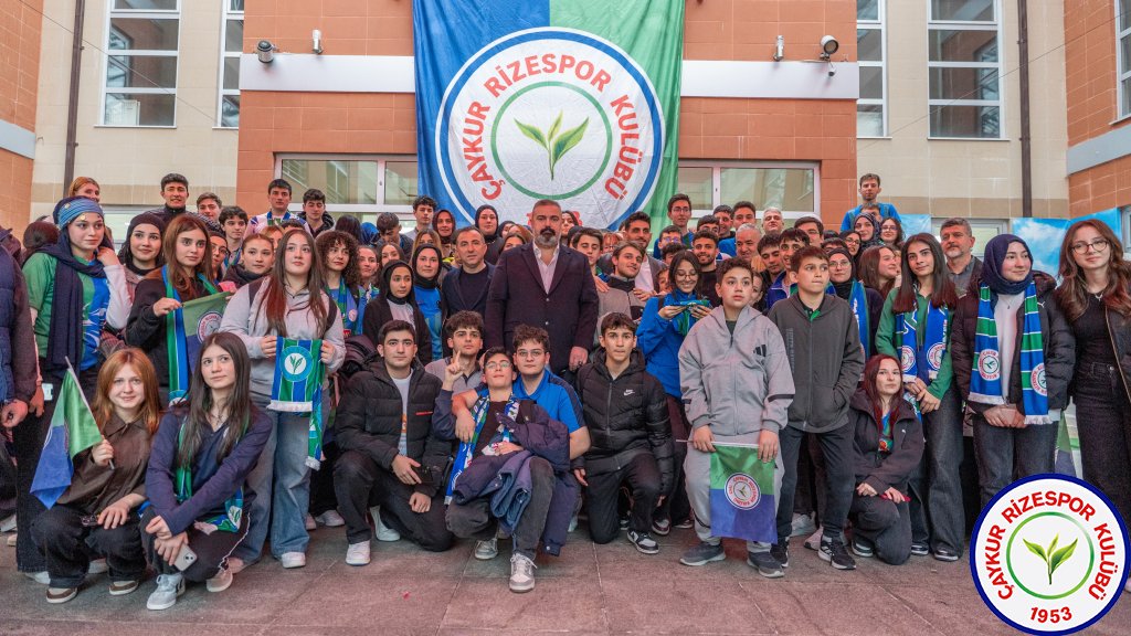 Kulüp Başkanımız İbrahim Turgut, Teknik Direktörümüz Recep Uçar ve futbolcularımız Samet Akaydın ile Mithat Pala, Ali Metin Kazancı Rize Lisesi’nde öğrencilerle bir araya geldi.