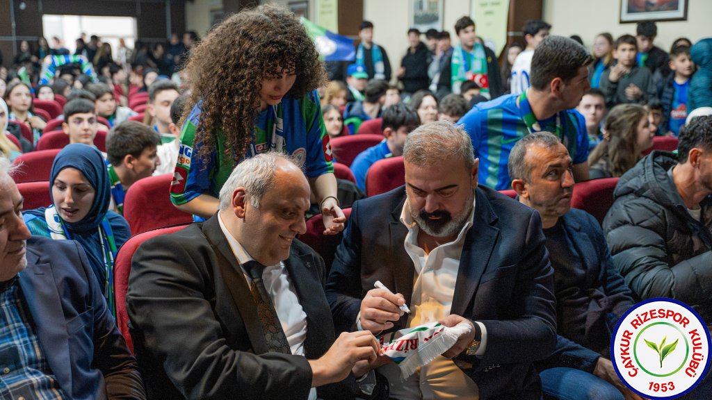 Kulüp Başkanımız İbrahim Turgut, Teknik Direktörümüz Recep Uçar ve futbolcularımız Samet Akaydın ile Mithat Pala, Ali Metin Kazancı Rize Lisesi’nde öğrencilerle bir araya geldi.