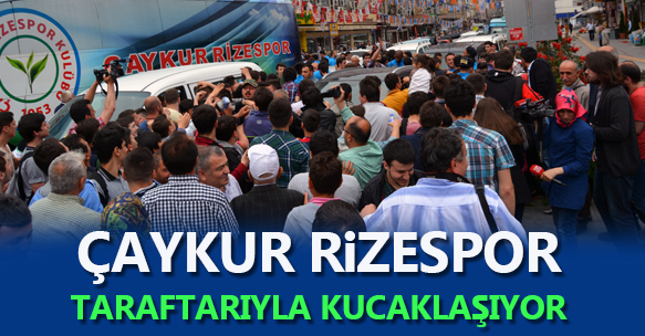 ÇAYKUR RİZESPOR TARAFTARIYLA KUCAKLAŞIYOR