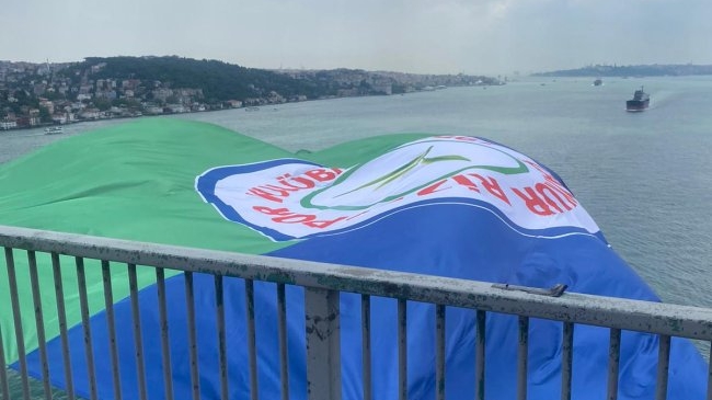 Şanlı bayrağımız 15 Temmuz Şehitler Köprüsü'nde dalgalanıyor.